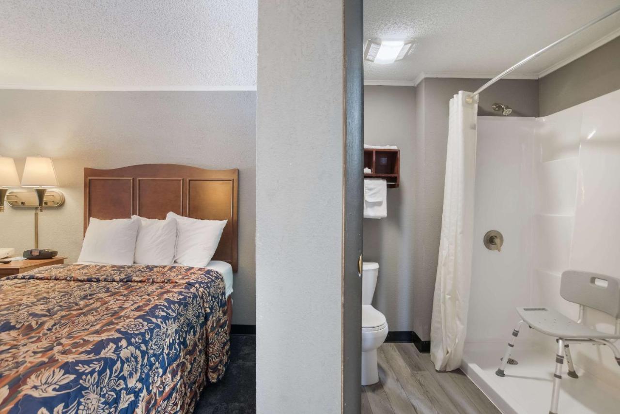Rodeway Inn Carlisle Bagian luar foto