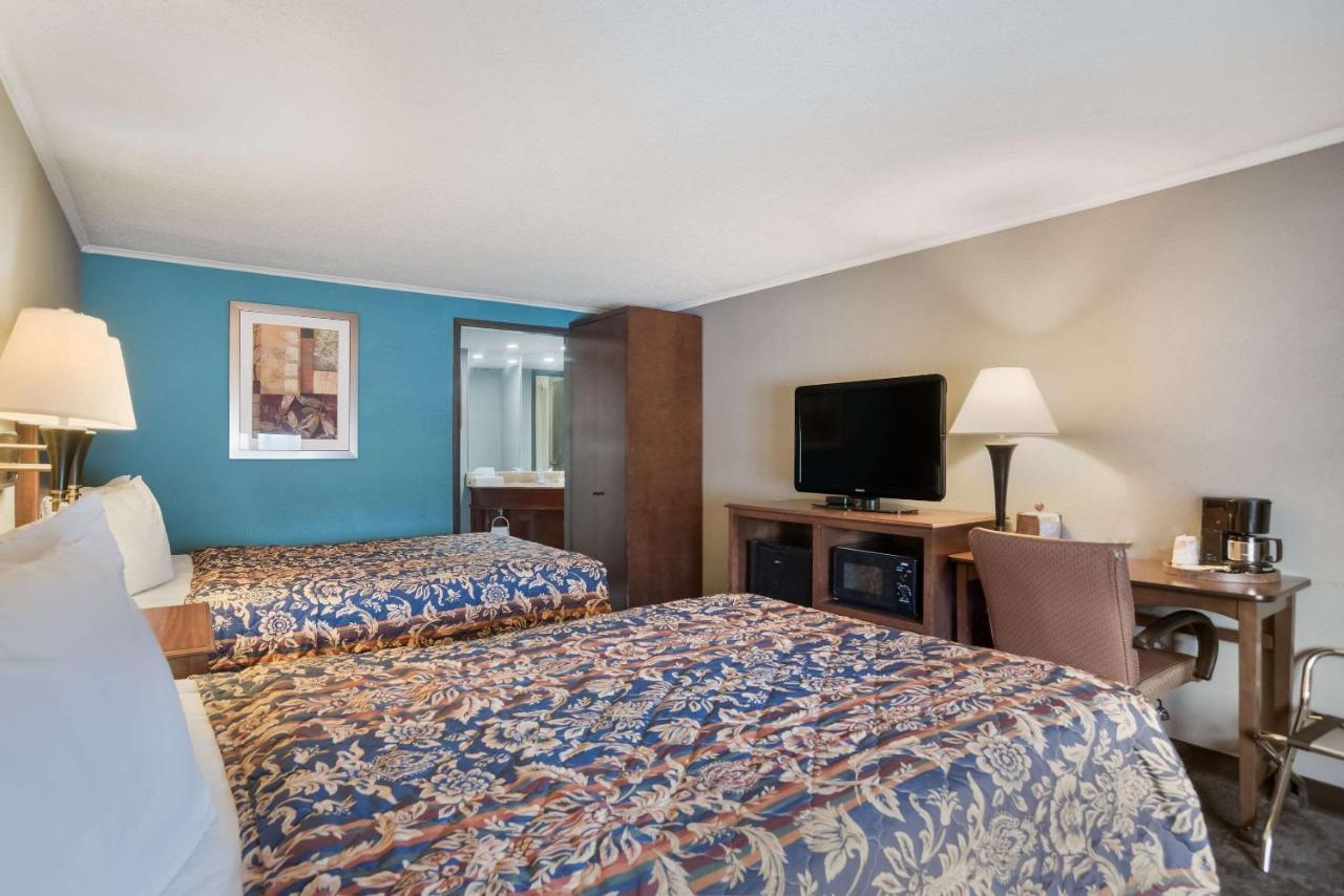 Rodeway Inn Carlisle Bagian luar foto